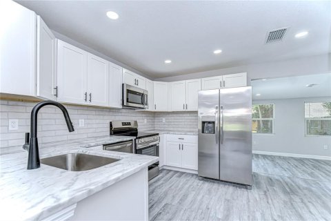 House in Saint Petersburg, Florida 3 bedrooms, 108.05 sq.m. № 1849570 - photo 7