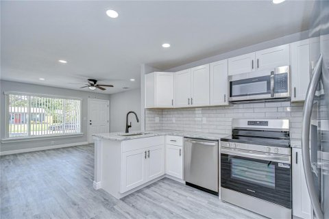 House in Saint Petersburg, Florida 3 bedrooms, 108.05 sq.m. № 1849570 - photo 8