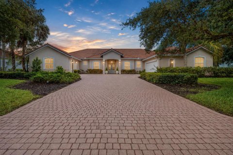 House in Port St. Lucie, Florida 4 bedrooms, 323.49 sq.m. № 2357751