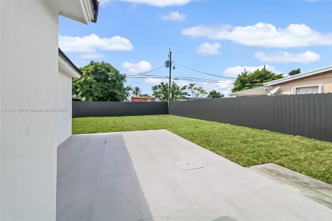 Casa en venta en Miami, Florida, 5 dormitorios, 167.32 m2 № 1967206 - foto 30