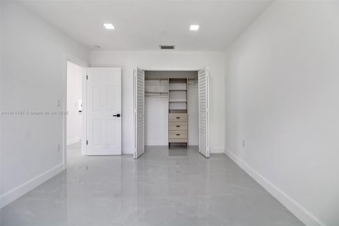 Casa en venta en Miami, Florida, 5 dormitorios, 167.32 m2 № 1967206 - foto 17