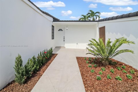 Casa en venta en Miami, Florida, 5 dormitorios, 167.32 m2 № 1967206 - foto 2