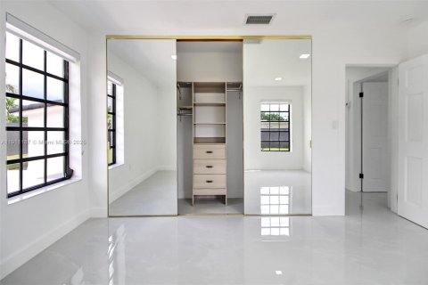 Casa en venta en Miami, Florida, 5 dormitorios, 167.32 m2 № 1967206 - foto 15