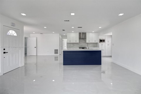 Casa en venta en Miami, Florida, 5 dormitorios, 167.32 m2 № 1967206 - foto 7