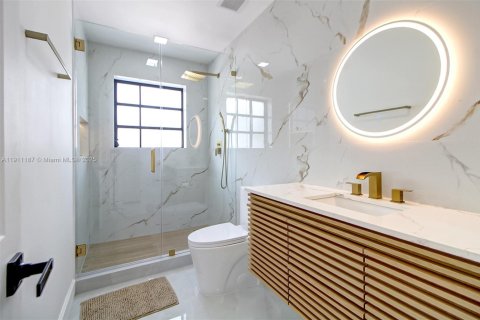 Casa en venta en Miami, Florida, 5 dormitorios, 167.32 m2 № 1967206 - foto 25