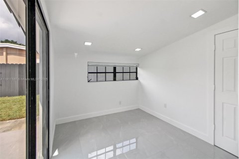 Casa en venta en Miami, Florida, 5 dormitorios, 167.32 m2 № 1967206 - foto 20