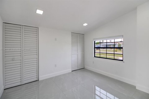 Casa en venta en Miami, Florida, 5 dormitorios, 167.32 m2 № 1967206 - foto 13