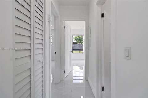 Casa en venta en Miami, Florida, 5 dormitorios, 167.32 m2 № 1967206 - foto 12