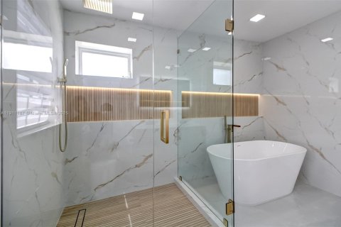 Casa en venta en Miami, Florida, 5 dormitorios, 167.32 m2 № 1967206 - foto 24