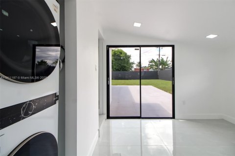Casa en venta en Miami, Florida, 5 dormitorios, 167.32 m2 № 1967206 - foto 27