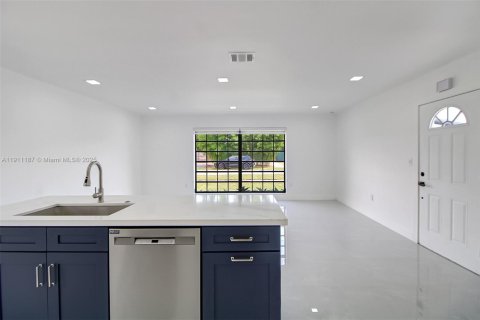 Casa en venta en Miami, Florida, 5 dormitorios, 167.32 m2 № 1967206 - foto 11