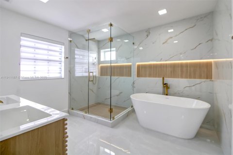 Casa en venta en Miami, Florida, 5 dormitorios, 167.32 m2 № 1967206 - foto 23