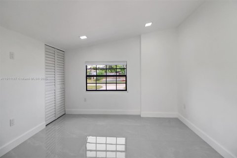 Casa en venta en Miami, Florida, 5 dormitorios, 167.32 m2 № 1967206 - foto 16