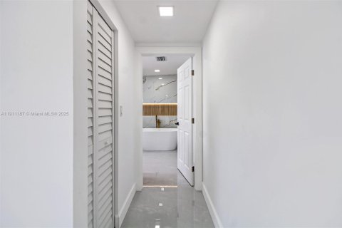 Casa en venta en Miami, Florida, 5 dormitorios, 167.32 m2 № 1967206 - foto 22