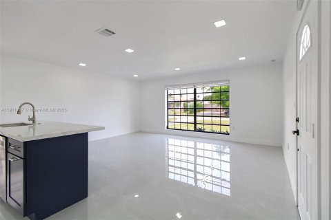 Casa en venta en Miami, Florida, 5 dormitorios, 167.32 m2 № 1967206 - foto 10