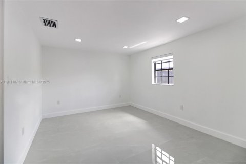 Casa en venta en Miami, Florida, 5 dormitorios, 167.32 m2 № 1967206 - foto 18
