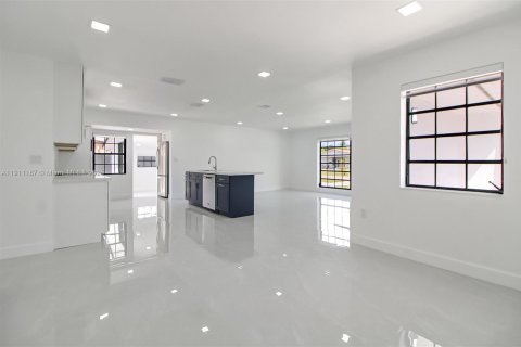Casa en venta en Miami, Florida, 5 dormitorios, 167.32 m2 № 1967206 - foto 9