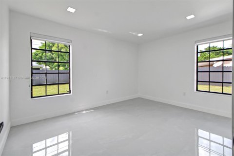 Casa en venta en Miami, Florida, 5 dormitorios, 167.32 m2 № 1967206 - foto 3