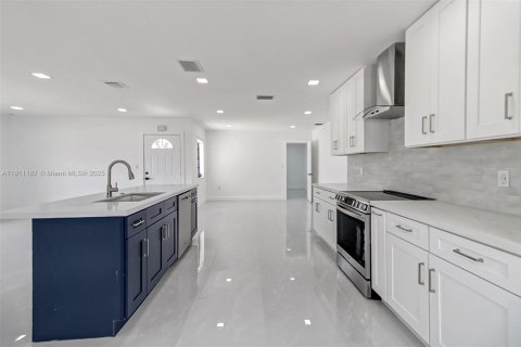 Casa en venta en Miami, Florida, 5 dormitorios, 167.32 m2 № 1967206 - foto 1