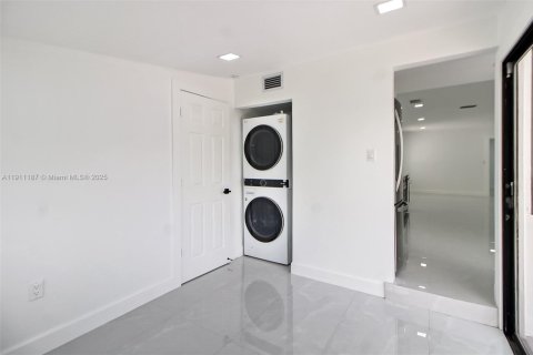 Casa en venta en Miami, Florida, 5 dormitorios, 167.32 m2 № 1967206 - foto 28