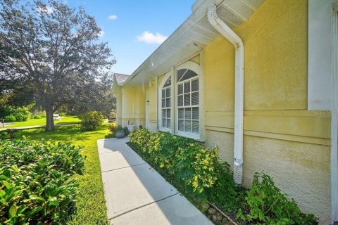 House in Palm Bay, Florida 3 bedrooms, 110.74 sq.m. № 1908080 - photo 4