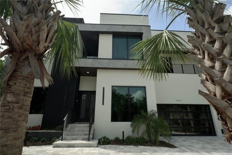 Casa en alquiler en Tampa, Florida, 4 dormitorios, 418.62 m2 № 1691032 - foto 1