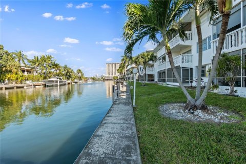 Copropriété à louer à Hallandale Beach, Floride: 1 chambre, 65.03 m2 № 2439374 - photo 16