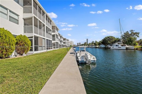 Copropriété à louer à Hallandale Beach, Floride: 1 chambre, 65.03 m2 № 2439374 - photo 17