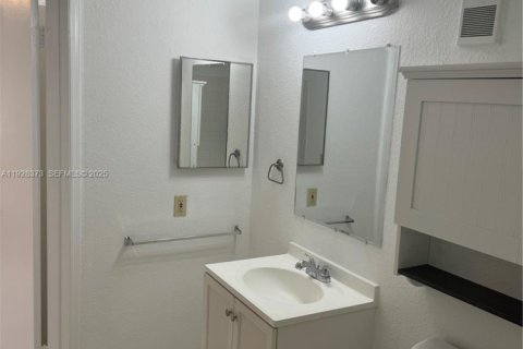 Copropriété à vendre à Sunrise, Floride: 2 chambres, 98.94 m2 № 1988448 - photo 15