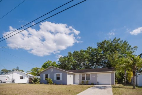 House in Port St. Lucie, Florida 3 bedrooms, 104.79 sq.m. № 1632946 - photo 1
