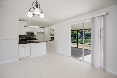 House in Port St. Lucie, Florida 3 bedrooms, 104.79 sq.m. № 1632946 - photo 4
