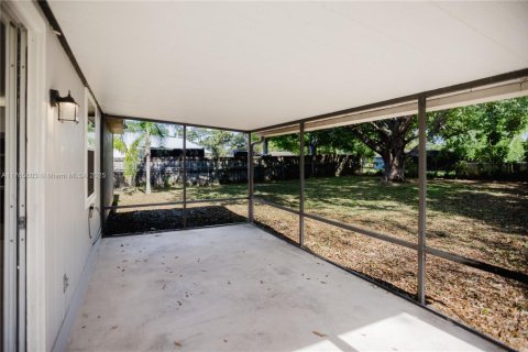 House in Port St. Lucie, Florida 3 bedrooms, 104.79 sq.m. № 1632946 - photo 19