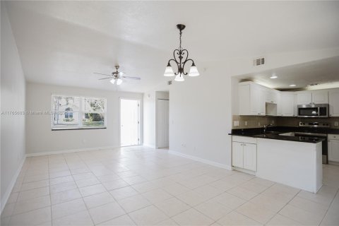 House in Port St. Lucie, Florida 3 bedrooms, 104.79 sq.m. № 1632946 - photo 7