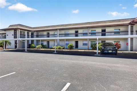 Condo in New Port Richey, Florida, 2 bedrooms  № 2217840 - photo 3