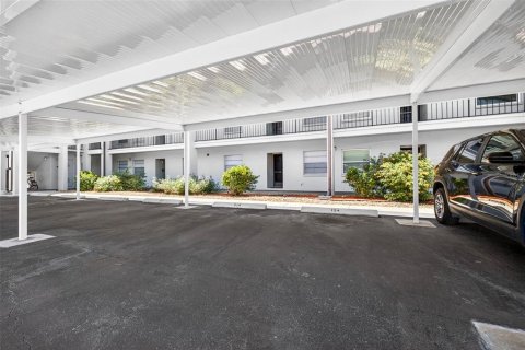 Condo in New Port Richey, Florida, 2 bedrooms  № 2217840 - photo 4