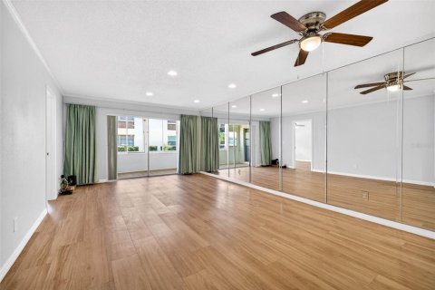 Condo in New Port Richey, Florida, 2 bedrooms  № 2217840 - photo 16