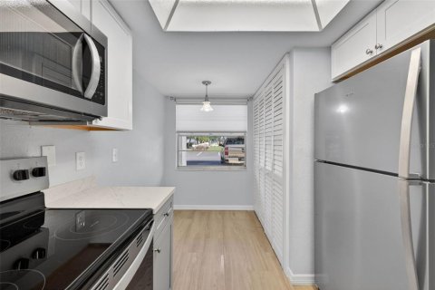 Condo in New Port Richey, Florida, 2 bedrooms  № 2217840 - photo 12