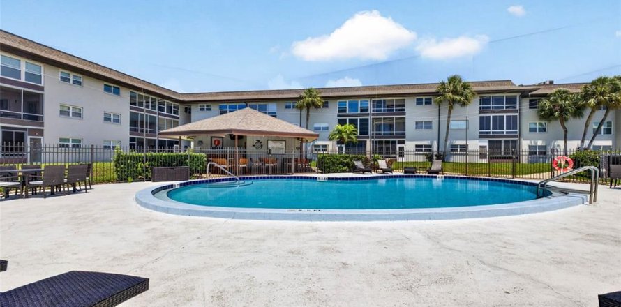 Condo in New Port Richey, Florida, 2 bedrooms  № 2217840