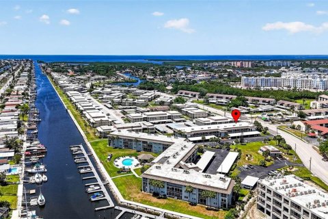 Condo in New Port Richey, Florida, 2 bedrooms  № 2217840 - photo 2