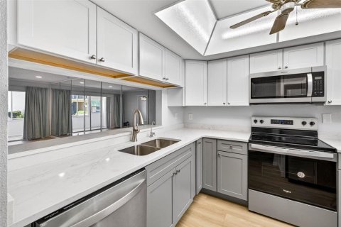 Condo in New Port Richey, Florida, 2 bedrooms  № 2217840 - photo 8