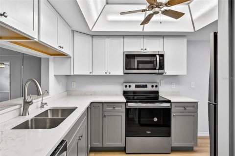 Condo in New Port Richey, Florida, 2 bedrooms  № 2217840 - photo 9