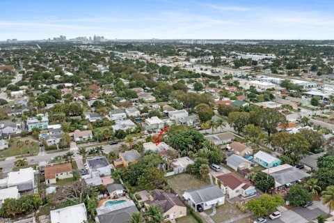 Commercial property in West Palm Beach, Florida 276.11 sq.m. № 1002888 - photo 1