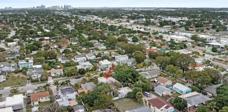Commercial property in West Palm Beach, Florida 276.11 sq.m. № 1002888