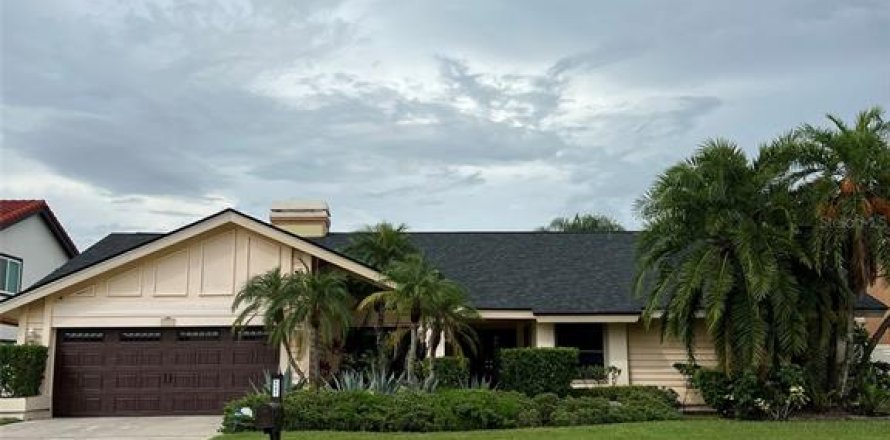 House in Tampa, Florida 4 bedrooms, 260.22 sq.m. № 1878180