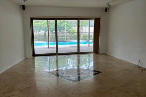 House in Tampa, Florida 4 bedrooms, 260.22 sq.m. № 1878180 - photo 8