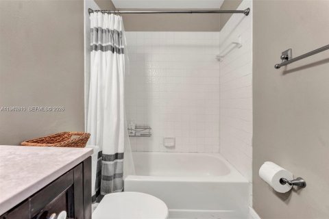 Condo in Plantation, Florida, 2 bedrooms  № 2003902 - photo 23