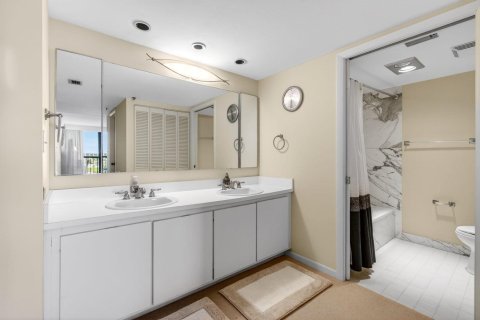 Condo in Highland Beach, Florida, 2 bedrooms № 2262342 - photo 22