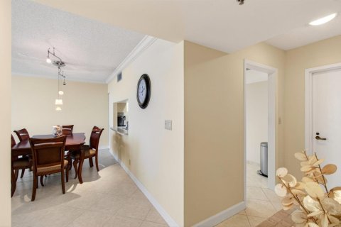 Condo in Highland Beach, Florida, 2 bedrooms № 2262342 - photo 13