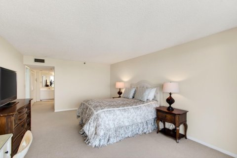 Condo in Highland Beach, Florida, 2 bedrooms № 2262342 - photo 21