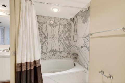 Condo in Highland Beach, Florida, 2 bedrooms № 2262342 - photo 23